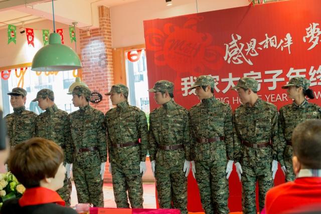 时尚芭比做美甲